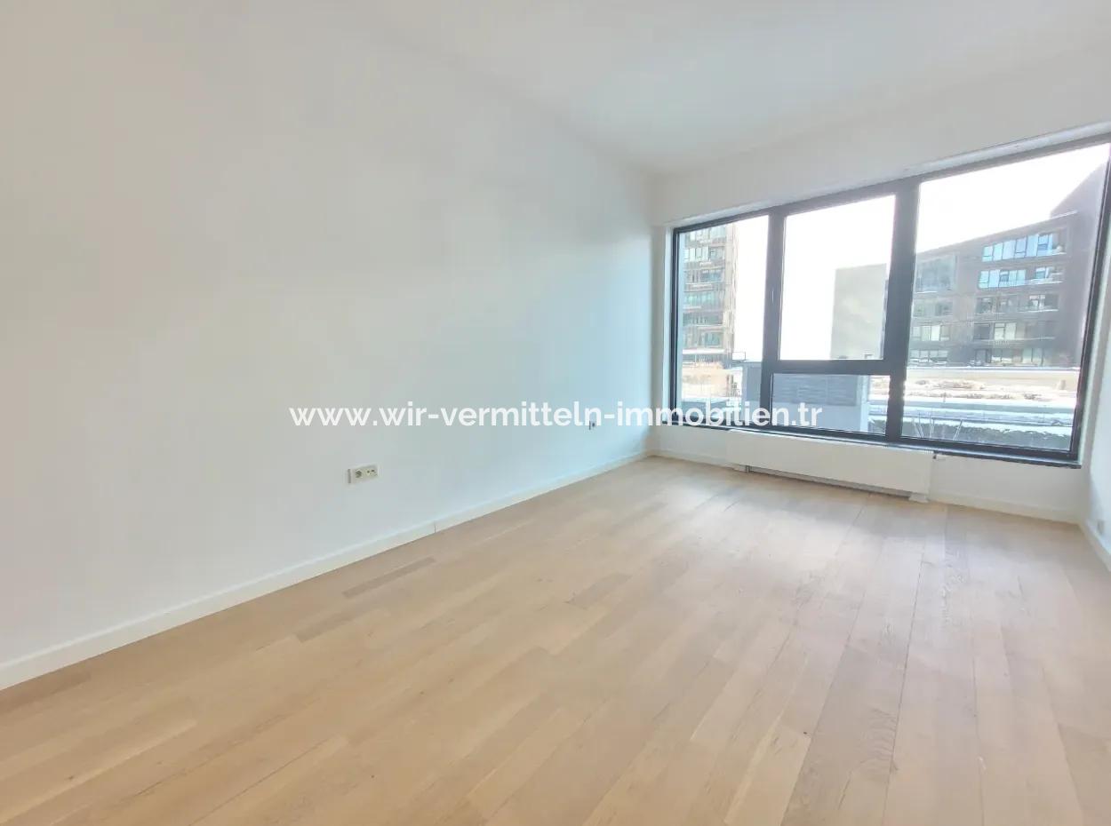 Boş İncek Loft Satılık 3+1 Bahçe Dubleksi Şehir Manzaralı Daire