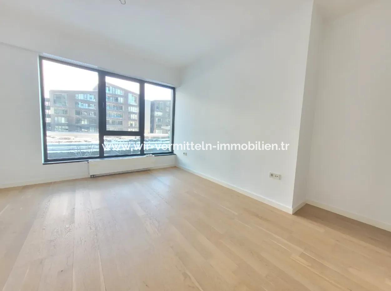 Boş İncek Loft Satılık 3+1 Bahçe Dubleksi Şehir Manzaralı Daire