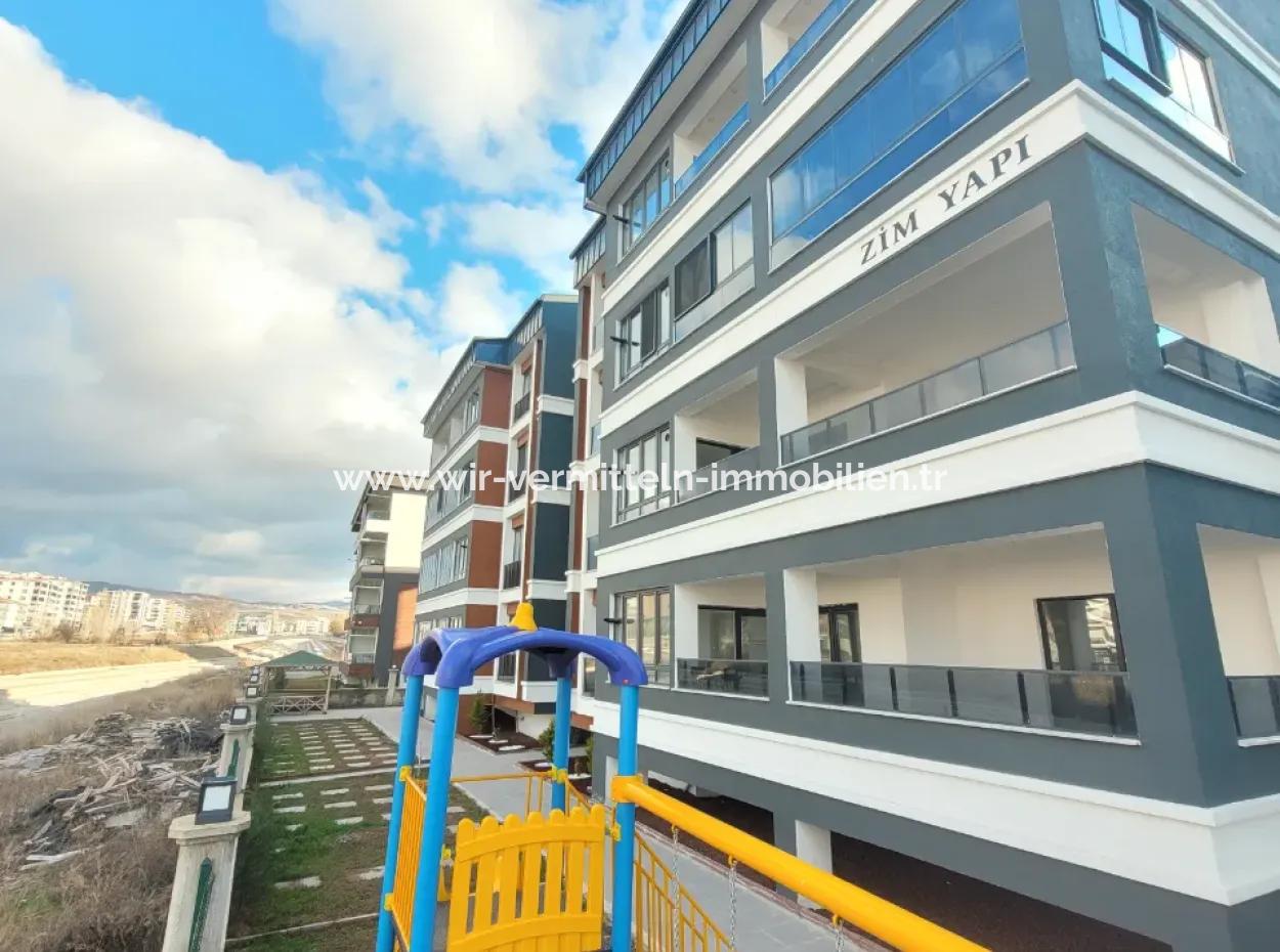 Vatandaşlığa Uygun Ankara Gölbaşı Bahçelievler Mah. 200 M ² Park Manzaralı Arakat Lüks Satılık Daire