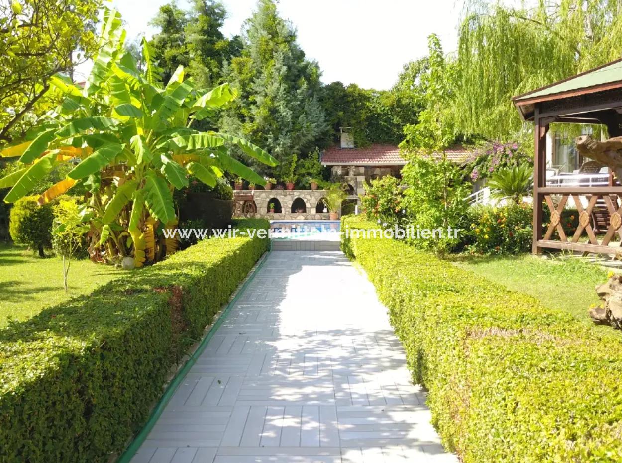 Köyceğiz'de Satılık 1458 M² Arsa İçerisinde Havuzlu Lüks Villa