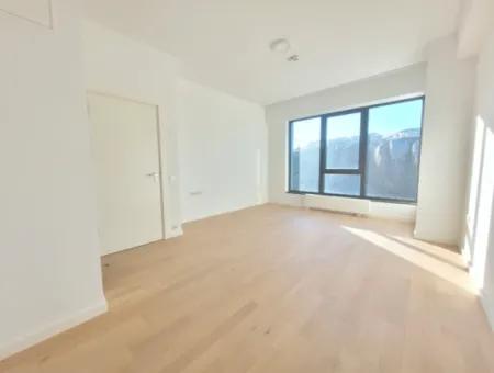 Boş Krediye Uygun İncek Loft Satılık 2,5+1 Peyzaj Manzaralı 1.Kat Daire