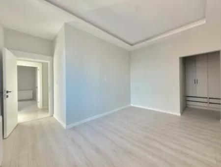 Vatandaşlığa Uygun Ankara Gölbaşı Bahçelievler Mah. 200 M ² Park Manzaralı Arakat Lüks Satılık Daire